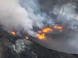 El volcán Kilauea, que se encuentra en la Isla Grande de Hawái, ha vuelto a entrar en erupción, según informaciones del Servicio Geológico de Estados Unidos (USGS), que ha emitido una alerta roja para la aviación.