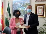 El alcalde de Estepona recibe a Cholys Guillén, galardonada en 'Italy International Cakeshow'