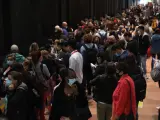 Un gran número de pasajeros espera la llegada de un tren en la estación de Madrid Puerta de Atocha durante la segunda jornada de huelga.