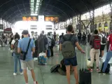 Usuaris de trens a l'Estació del Nord de València