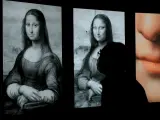 Un hombre observa la exposición 'Leonardo y la copia de Mona Lisa' en el Museo del Prado.