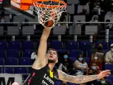 El pívot del Lenovo Tenerife, Fran Guerra, encesta durante el partido de la Liga ACB de baloncesto en la derrota ante el Real Madrid este domingo en WiZink Center.