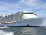 Se llama “Wonder of the Seas”, pertenece a la compañía Royal Caribbean y es el nuevo rey de los océanos. Desplaza 236.857 toneladas brutas y tiene 362 metros de eslora y 64 de manga. Sus 18 cubiertas albergan 2.867 camarotes para alojar hasta 6.988 huéspedes. En el próximo verano operará desde el puerto español de Barcelona. El Wonder es el quinto barco de la clase Oasis de Royal Caribbean y, como sus hermanos, incorpora diferentes barrios o distritos a bordo. Como novedad incluye el Suite Neighborhood, para los huéspedes de la clase Royal Suite, con piscina de agua profunda, tumbonas, bar y restaurante privado. Más información en www.royalcaribbean.com