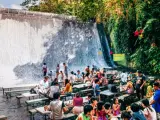 Si viajamos a Filipinas tenemos una visita obligatoria al resort Villa Escudero, y no solo para disfrutar de sus piscinas, espect&aacute;culos o museos, sino tambi&eacute;n para gozar del incre&iacute;ble privilegio de comer sentados en mitad de una cascada.