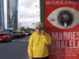 Pedro Almodóvar posa, medidamente casual, delante del cartel de 'Madres Paralelas