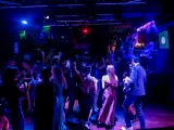 Varias personas bailan en la pista de una discoteca de Madrid este viernes.