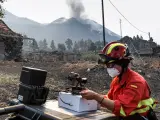 Una experta de la UME controla la actividad del volcán de Cumbre Vieja con drones.