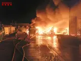 Los Bombers siguen trabajando en un incendio de una nave industrial en Amposta (Tarragona)