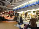 Puestos de alimentación del Mercat Municipal de la Sagrada Família de Barcelona.