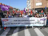 Unas 800 personas se concentran en Santoña para exigir condiciones "dignas y equitativas" en el convenio de conservas