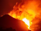 El volcán de La Palma continúa su actividad emitiendo grandes coladas de lava.