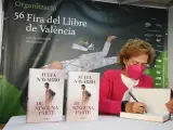 L'escriptora Julia Navarro firma exemplars en la 56 Fira del Llibre de València