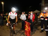 El cántabro Borja Ortiz, inmerso ya en su reto de las 26 subidas seguidas en bicicleta a Los Machucos
