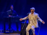 Paco Candela llena de emoción el Auditorio de Almería con sus sevillanas y cantes flamencos