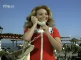 Carmen Sevilla sacando un teléfono de su bolso en 1972 durante el creativo especial '360 grados' de Valerio Lazarov