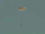 La nave tripulada rusa Soyuz MS-18 durante su aterrizaje este domingo.