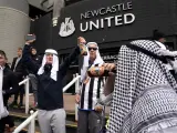 Aficionados del Newcastle luciendo vestimenta árabe.