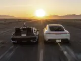 El Porsche DeLorean y el DeLorean, juntos en la carretera.