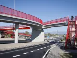 Obras recién finalizadas de una pasarela peatonal y ciclista en El Goloso en la M-607.