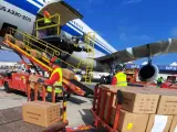 Un avión descarga suministros sanitarios en el aeropuerto de Barcelona.