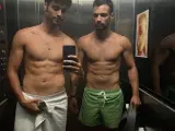 Jesús Castro y Alosian Vivancos en un ascensor.