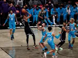 Kevin Durant tira a canasta durante el Charlotte Hornets - Brooklyn Nets