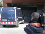 Uno de los furgones con los agentes de la Policia Local de Llinars del Vallès detenidos