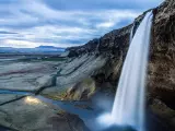 La Seljalandsfoss, en Islandia, tiene 60 metros de ca&iacute;da.