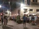 Imagen nocturna de la calle Rec Comtal del distrito de Ciutat Vella de Barcelona.