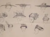 Detalle de unos bocetos que se exhiben en la exposición sobre sombreros y tocados.