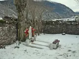 Apenas diez metros de lado y en su interior una única tumba, la de Teresa de Belana. A tiro de piedra de la frontera con Francia, este pueblín pirenaico donde viven menos de 50 habitantes cuenta con el camposanto más diminuto del mundo. Se remonta al 10 de mayo de 1916, fecha del fallecimiento de la joven, con 33 años. El párroco de Bausén se negó a que fuera enterrada en el cementerio católico, pues no estaba casada; aquel cura  se había negado años antes a celebrar su matrimonio, pues el marido, que luego fue padre de sus dos hijos, Sisco de Doceta, era primo suyo. Conmovidos por el hecho, los vecinos erigieron a las afueras de la localidad el entrañable cementerio la misma noche en que murió. Declarado Bien de Interés Cultural Local por el Consejo General de Arán, recuerda a los llamados desde entonces los amantes de Bausén.