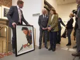 Los reyes de Suecia han visitado el museo de arte de Halland. Bjorn Gillsater sujetaba una fotografía de la reina Silvia tomada por el rey Carl Gustaf.