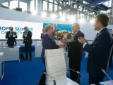 Mario Draghi entrega a Angela Merkel un ramo de flores entre los aplausos del resto de líderes del G20.