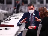 Pedro Sánchez, conversa con Teresa Ribera, en el plenario de la COP26 que se celebra en Glasgow.