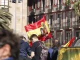 Una bandera franquista durante una concentración en Barcelona.