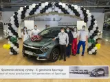 Operarios y responsables de la planta posan con el primer Sportage de quinta generación que sale de la fábrica eslovaca.