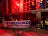 Varios trabajadores de la planta de la empresa Alcoa en San Cibrao participan en una marcha nocturna.