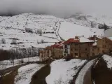 A 70 km de Teruel encontramos un fascinante municipio que si lo comparamos con los del resto de España, no hay pueblo que pueda quedar por encima de él. El municipio de Valdelinares es el pueblo más alto de España, donde sus casi 100 vecinos duermen a 1.695 metros sobre el nivel del mar.