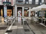 Terrazas vacias por la lluvia en las calles de Oviedo EUROPA PRESS (Foto de ARCHIVO) 17/6/2021