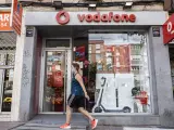 Una persona pasa delante de una tienda de Vodafone en Madrid el día en el que la compañía de telefonía ha anunciado un ERE para 515 empleados, a 15 de septiembre de 2021, en Madrid (España). Vodafone ha hecho pública la puesta en marcha de un Expediente de Regulación de Empleo (ERE) en España que afectará a un máximo de 515 empleados. Los despidos se producirán principalmente en las áreas comerciales y la compañía ha llamado a los sindicatos a comenzar el periodo de consultas a finales de septiembre con vistas a cerrar el expediente en octubre. 15 SEPTIEMBRE 2021;VODAFONE;ERE;MADRID Alejandro Martínez Vélez / Europa Press (Foto de ARCHIVO) 15/9/2021