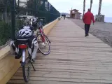 Una bicicleta junto a una playa de Mijas (Málaga).