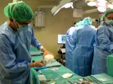 Momento de la operación a un niño con craneosinostosis mediante una técnica pionera en el Gregorio Marañón.