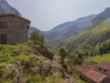 A este pueblo asturiano solo se puede llegar andando o en funicular