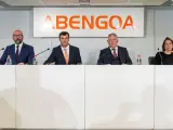 Los consejeros Alfonso Murat (2i) y Cristina Vidal (d) participan en la junta de accionistas de Abengoa, la primera junta dirigida por los accionistas críticos con la deriva de la multinacional agrupados en Abengoa Shares, en la que se votarán las cuentas de 2019 y las últimas incorporaciones al consejo, en su sede de Palmas Altas de Sevilla este martes.