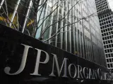 Un signo de JPMorgan Chase & Co bank en su sede en Nueva York, 15 de marzo, 2013. REUTERS/Lucas Jackson. JP Morgan Chase & Co está abandonando las operaciones de materias primas físicas, dijo el viernes el banco en un sorpresivo comunicado, debido a que el papel de Wall Street en las operaciones de los barcos petroleros, granos de café y metales es objeto de una intensa presión política y regulatoria. LUCAS JACKSON (Foto de ARCHIVO) 27/7/2013
