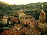 Sabemos que existen muchos pueblos en España que nos hacen viajar más en el tiempo que el DeLorean, y que nos enamoran más que un recién nacido. Situado en el suroeste de la provincia de Teruel, encontramos el pueblo de Albarracín, que ha sido nombrado como uno de los pueblos más bonitos de Europa.