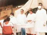 Personal sanitario trata a los afectados por el accidente nuclear de Goiânia.