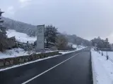 Una de las carreteras del Puerto de Cotos nevada, en la sierra de Guadarrama.