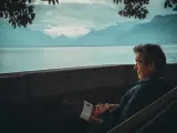 Jubilado, pensionista, leyendo un libro