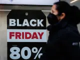Un comerç anuncia descomptes del 80% pel Black Friday, a 12 de novembre de 2021, a Madrid